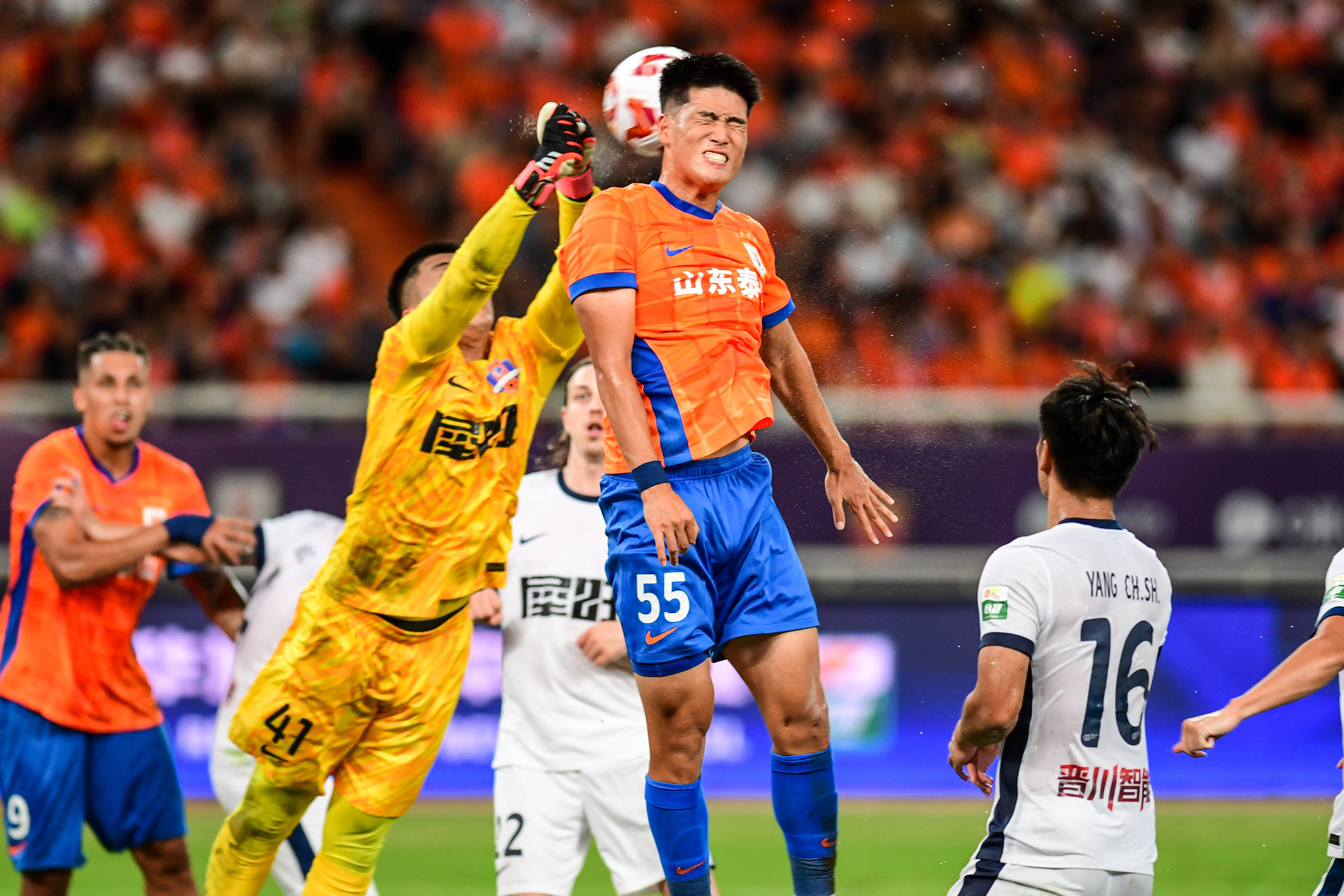 山东泰山围绕英超防线松动C罗在皇家马德里比赛中晋级，现场解说直呼：山东泰山主帅复盘备战社区盾的简单介绍